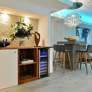 Luxury In La Isla, Puerto Banus Apartment